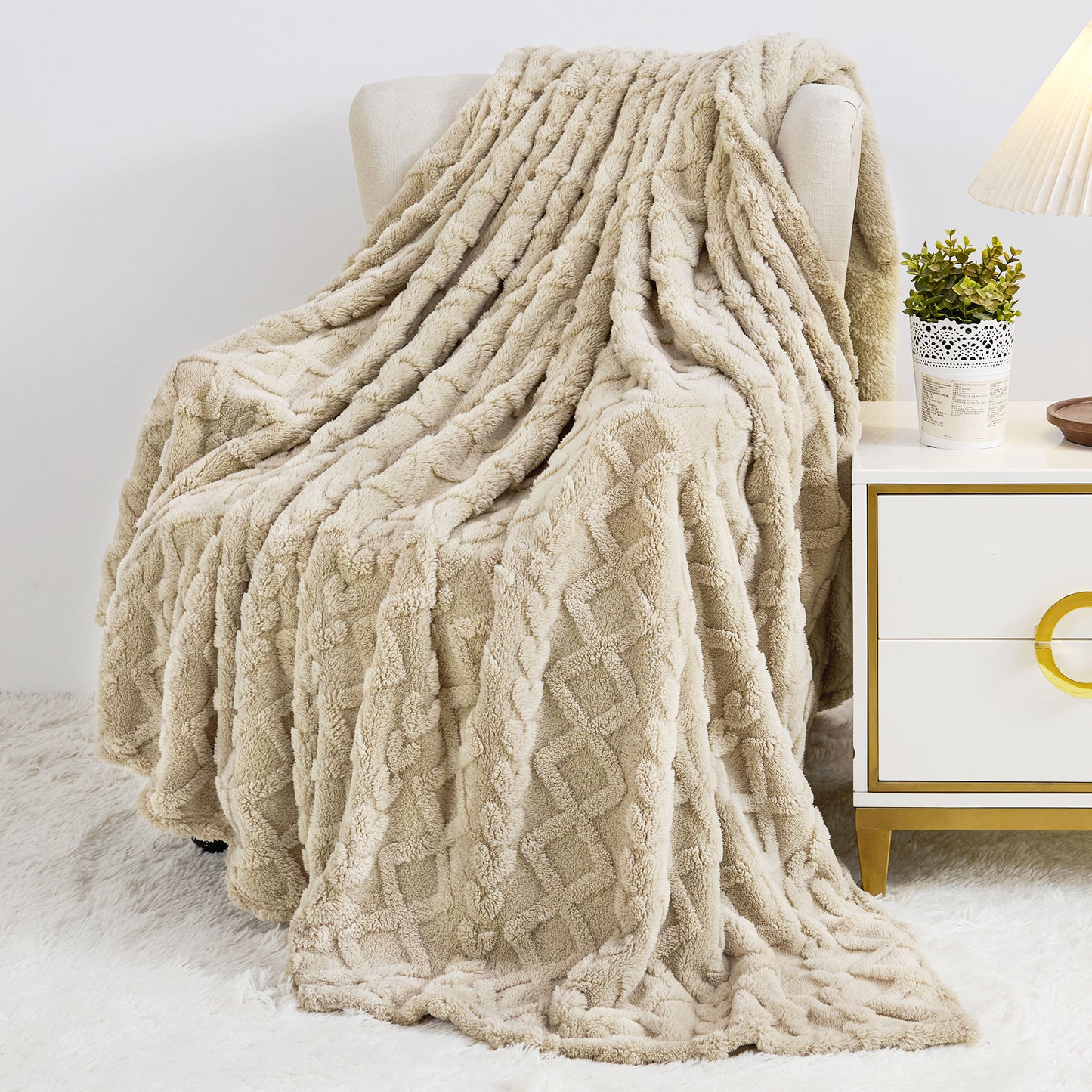 Aganear Fleece Throw Blanket - Cozy Soft Lightweight Fuzzy Throw Blanket for Women Portable Throw Blankets for Couch, Warm Present for Birthday, Christmas, Halloween, Housewarming