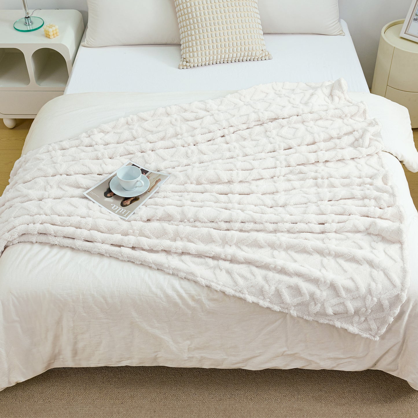 Aganear Fleece Throw Blanket - Cozy Soft Lightweight Fuzzy Throw Blanket for Women Portable Throw Blankets for Couch, Warm Present for Birthday, Christmas, Halloween, Housewarming