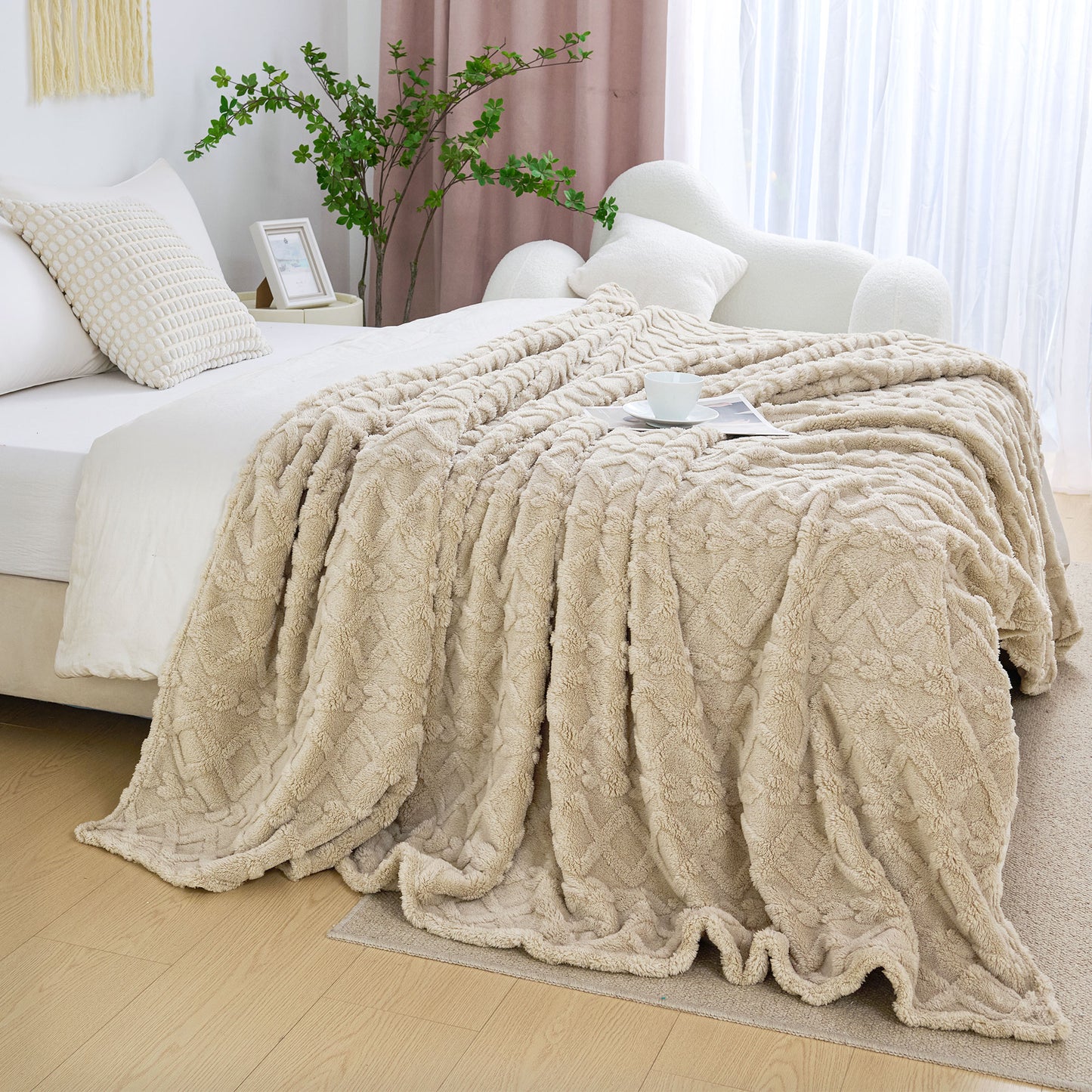 Aganear Fleece Throw Blanket - Cozy Soft Lightweight Fuzzy Throw Blanket for Women Portable Throw Blankets for Couch, Warm Present for Birthday, Christmas, Halloween, Housewarming