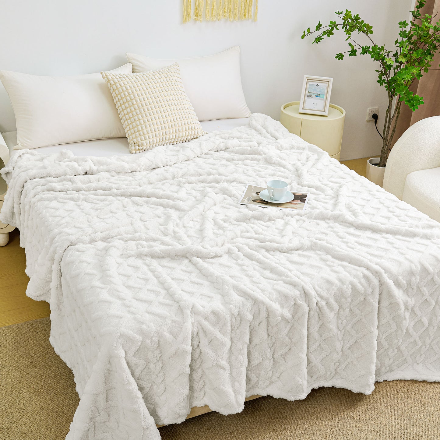 Aganear Fleece Throw Blanket - Cozy Soft Lightweight Fuzzy Throw Blanket for Women Portable Throw Blankets for Couch, Warm Present for Birthday, Christmas, Halloween, Housewarming