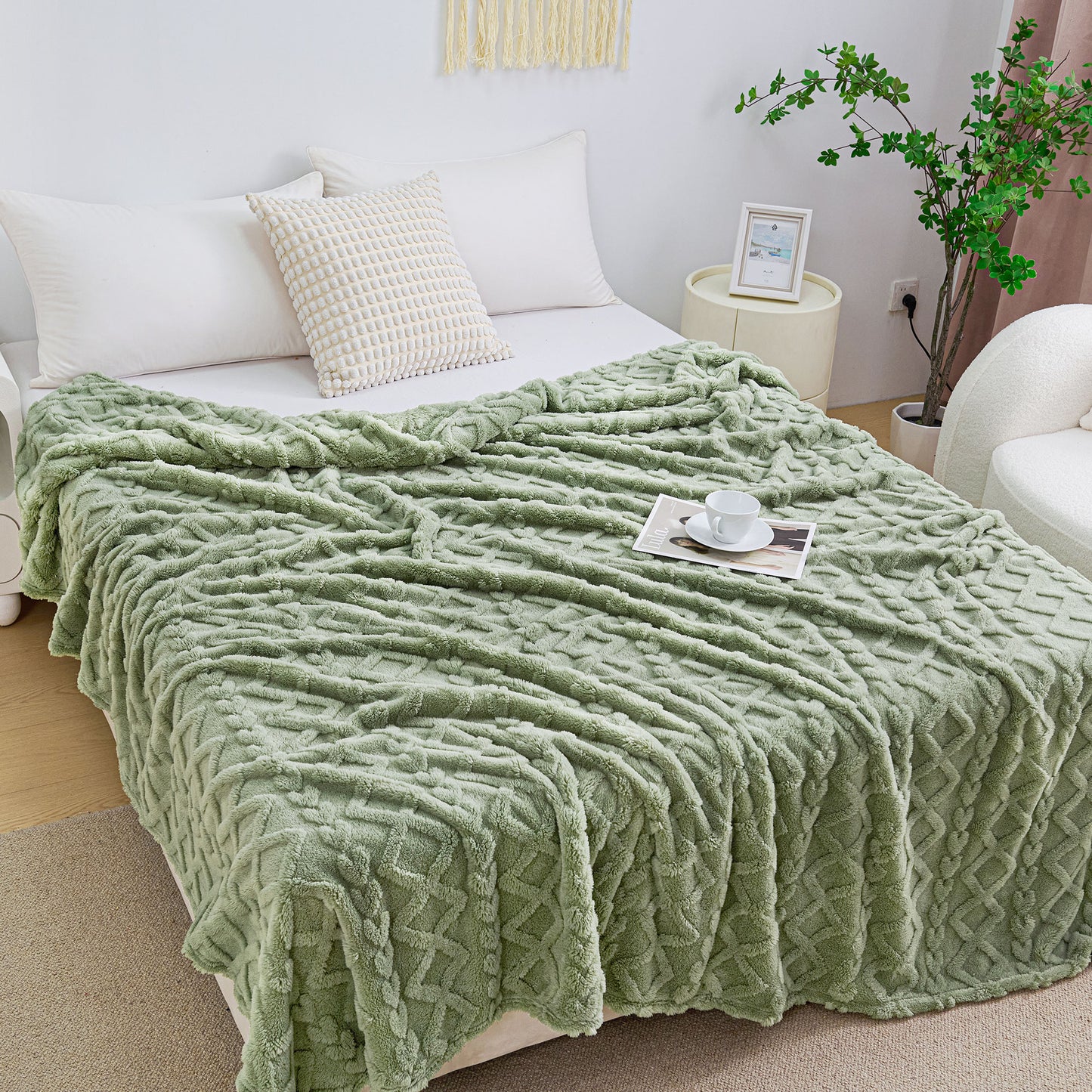 Aganear Fleece Throw Blanket - Cozy Soft Lightweight Fuzzy Throw Blanket for Women Portable Throw Blankets for Couch, Warm Present for Birthday, Christmas, Halloween, Housewarming