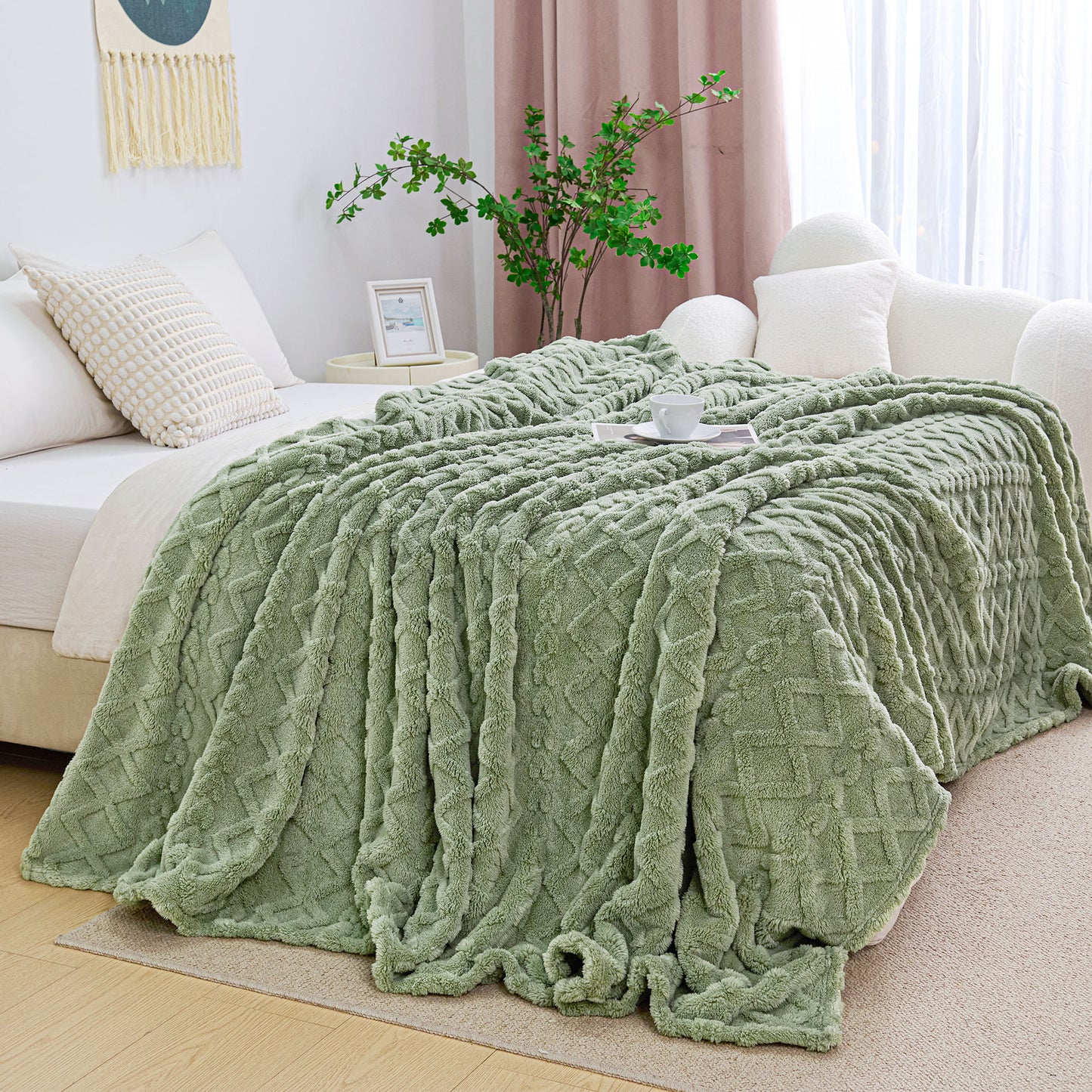 Aganear Fleece Throw Blanket - Cozy Soft Lightweight Fuzzy Throw Blanket for Women Portable Throw Blankets for Couch, Warm Present for Birthday, Christmas, Halloween, Housewarming